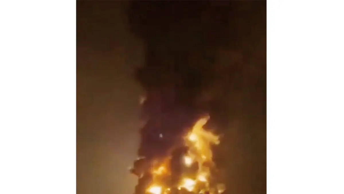Kapal tanker Amerika Serikat terbakar usai dibombardir Angkatan Laut IRGC di Selat Hormuz, Kamis (28/5/2026). (JPG)
