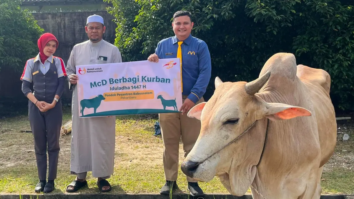 McDonalds Indonesia menyerahkan hewan kurban secara simbolis pada momen Hari Raya Iduladha 1447 H, dalam McD Berbagi Kurban ini juga turut menyerahkan paket makanan.(MCDONALDS INDONESIA UNTUK RIAUPOS.CO)