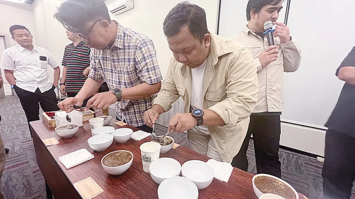 Momentum saat sesi cupping untuk mencium aroma dan mencicipi cita rasa aneka kopi Liberika dari berbagai daerah di Indonesia, belum lama ini. (Siti azura/Riau Pos)