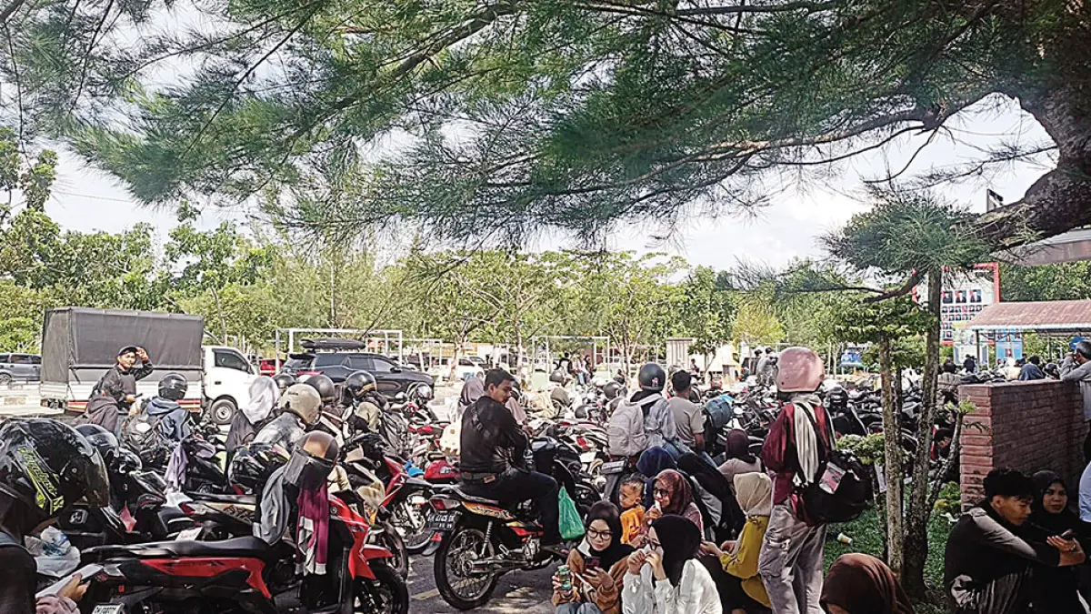 PADAT: Penumpang kapal Ro-Ro di Dermaga Air Putih Bengkalis didominasi oleh kendaraan roda dua, Kamis (28/5/2026). (ABU KASIM/RIAU POS)