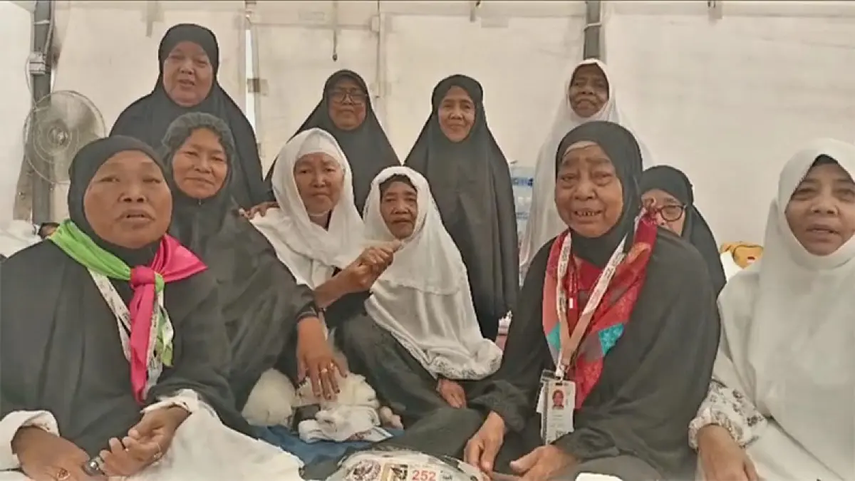 Para jemaah Riau Tanazul Mina jalani mabid bergantian di sekitar jamarat. (Istimewa)