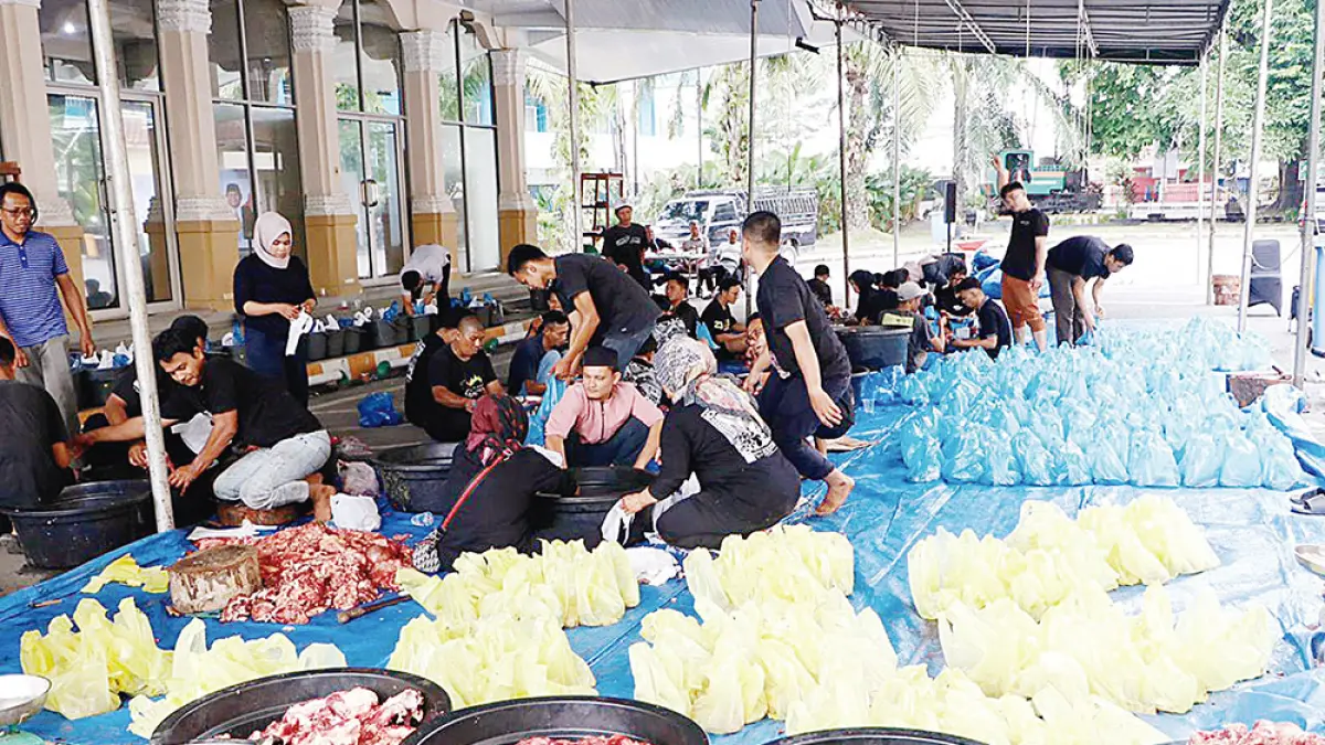 Para karyawan sedang membungkus daging kurban untuk didistribusikan ke masyarakat, beberapa waktu lalu. (HUMAS PTPN V REGONAL III)