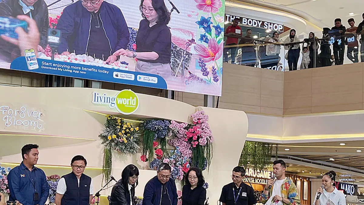 Pemotongan kue menjadi salah satu rangkaian perayaan Anniversary Living World Pekanbaru ke-8, Kamis (28/5/2026). (Siti Azura/Riau Pos)
