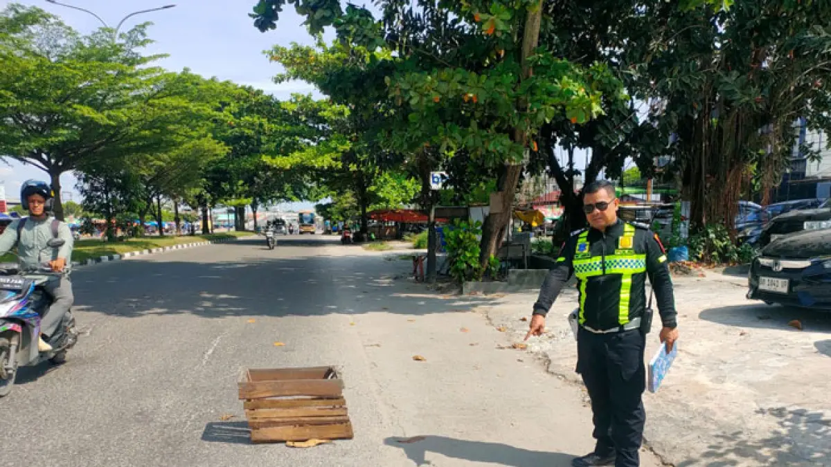 Petugas melakukan olah TKP di lokasi kecelakaan di Jalan Soekarno Hatta jalur barat, tepatnya di depan Hotel Ema Graha, Kecamatan Bina Widya, Kota Pekanbaru, Jumat (29/5/2026) sekitar pukul 12.30 WIB. (Satlantas Polresta Pekanbaru untuk Riaupos.co)