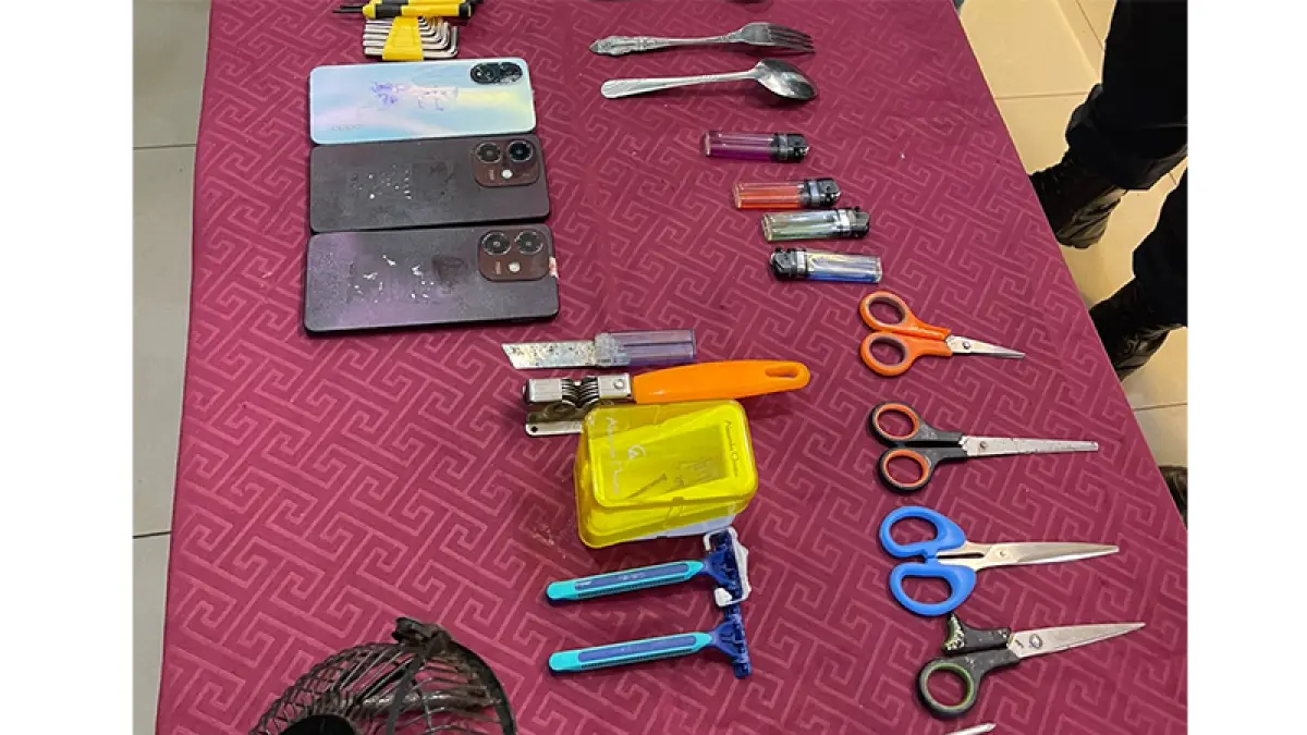 Petugas menemukan barang-barang yang dilarang dibawa masuk saat Razia gabungan di Lapas Kelas IIA Pekanbaru, Jalan Lembaga Pemasyarakatan, Kamis (28/5/2026) malam. (Polresta Pekanbaru)