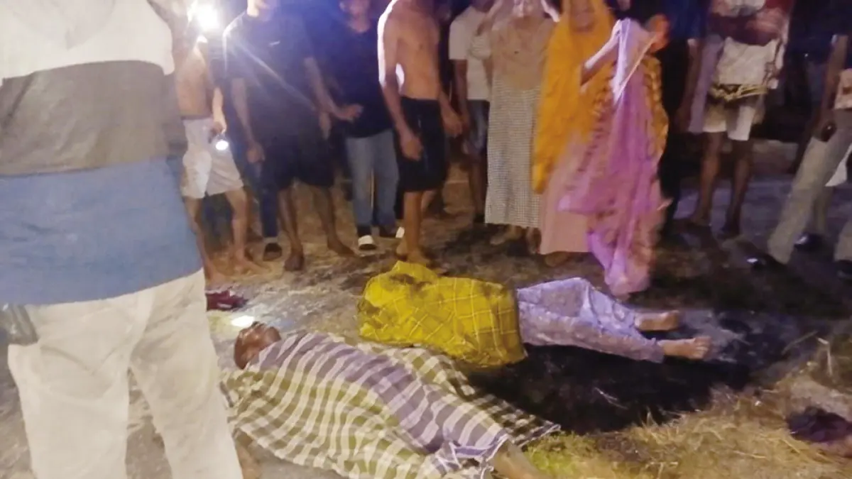 Petugas mengevakuasi korban kebakaran di Desa Batang Duku, Kecamatan Bukit Batu, Kabupaten Bengkalis, Rabu (27/5/2026). (Humas Polres Bengkalis)