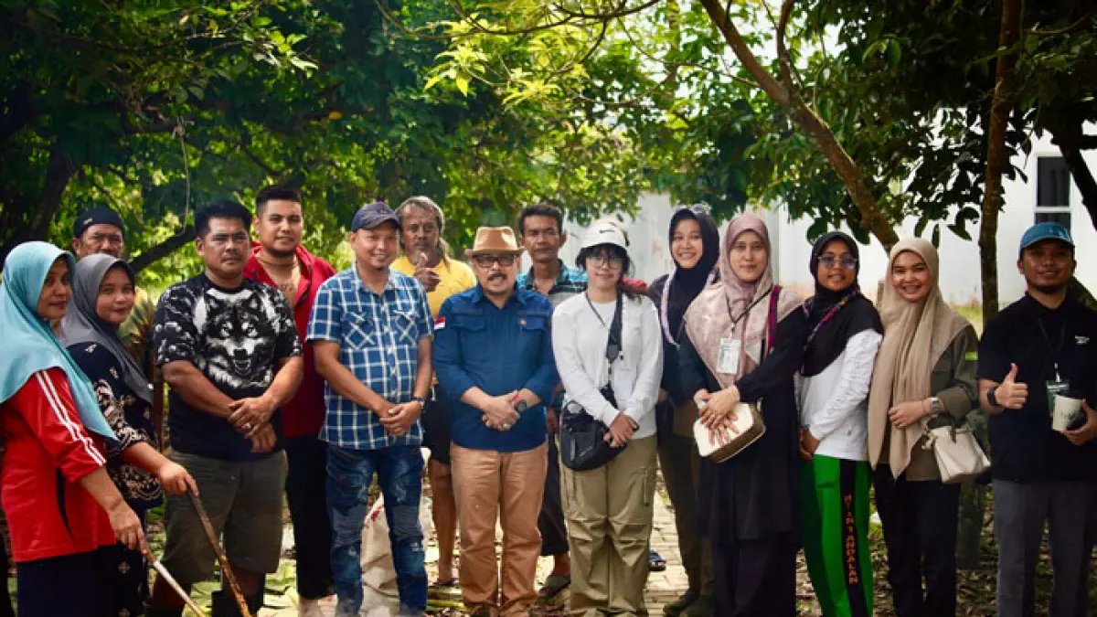 Relawan Muda Caraka berfoto bersama di sela kegiatan kurban di Kelurahan Sialang Rampai, Kamis (28/5/2026). (Istimewa)