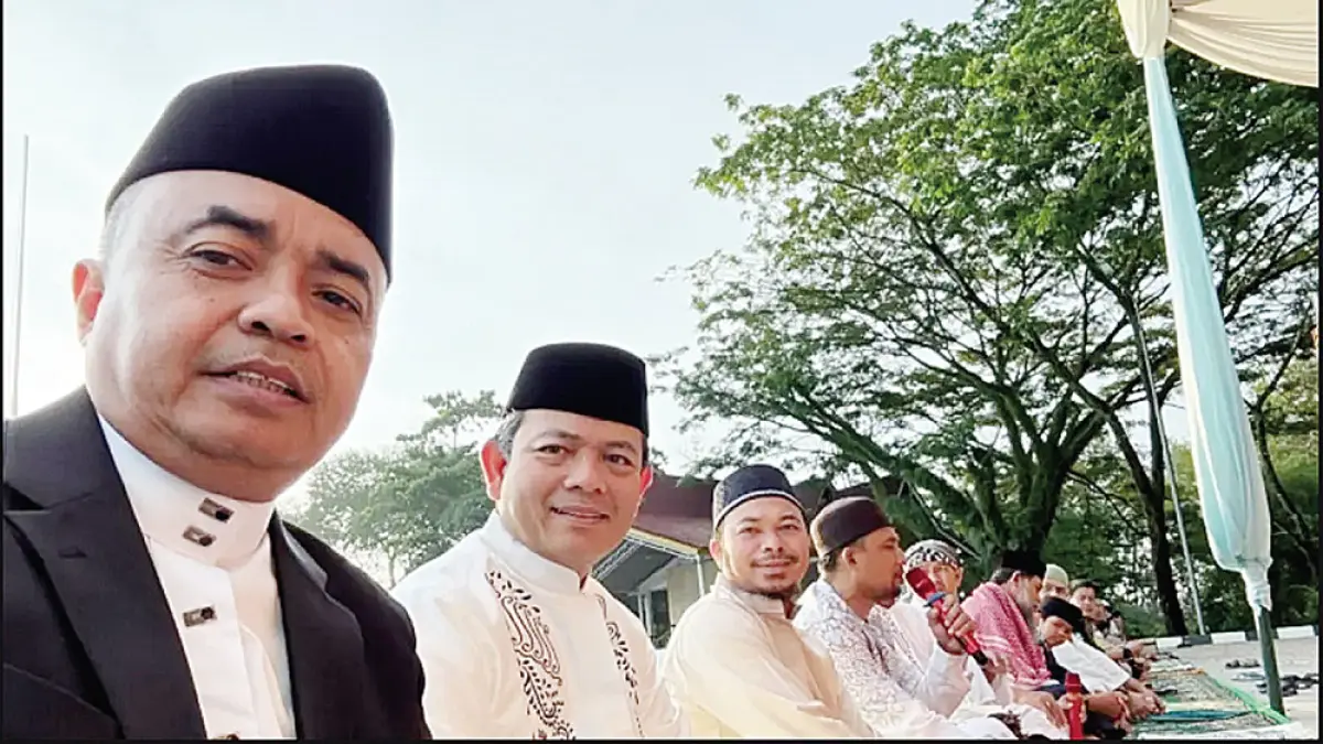 SALAT ID: Ketua Umum IMRA H Elwan Jumanri mendampingi Manajemen RAPP Suhdi Yaqub (dua kiri) saat pelaksanaan salat Id di Lapangan Merdeka, Townsite 1, Pangkalankerinci. (ISTIMEWA)