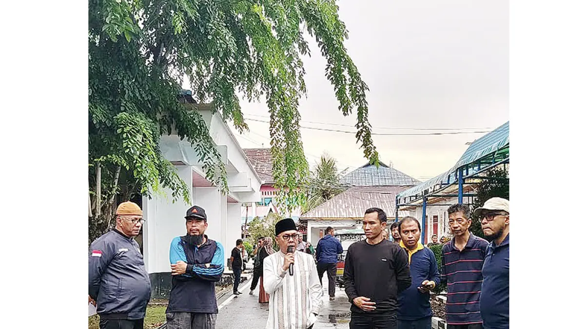 SAMPAIKAN ARAHAN: Sekdakab Bengkalis dr Ersan Saputra TH menyampaikan arahannya pada kegiatan penyembelihan hewan kurban di lingkungan Kantor Bupati Bengkalis, Kamis (28/5/2026). (PROKOPIM SETDAKAB BENGKALIS UNTUK RIAU POS).