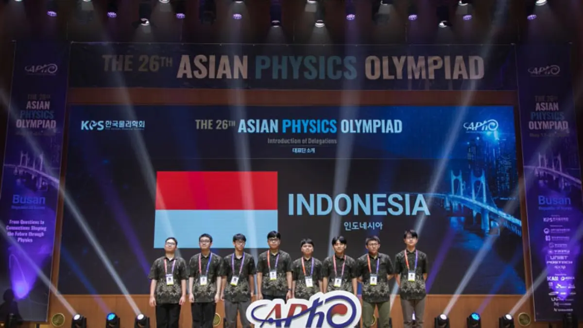 Siswa SMA Darma Yudha Kayser  (dua dari kiri) dan Bagasmora Andreo ( empat dari kiri) foto bersama delapan siswa yang mewakili Indonesia dalam APhO 2026 baru-baru ini usai acara. (Humas SMA Darma Yudha untuk Riaupos.co) 