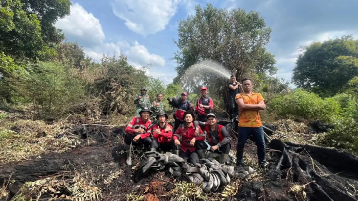 Tim Fire Fighter Department Fiber HO PT RAPP memadamkan api karhutla di Dusun Pulau Payung Kelurahan Pangkalan Kerinci Timur, Kecamatan Pangkalan Kerinci, tepatnya di sekitar buka tutup Jalan Lintas Timur KM 75, Jumat (29/5/2026). (Amin/Riaupos.co)