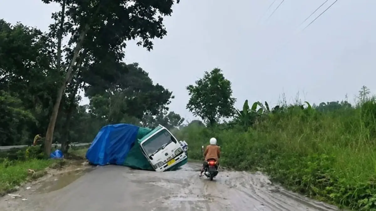 Warga mengeluhkan jalan rusak dari Koto Garo menuju Simpang Gelombang. (Istimewa)