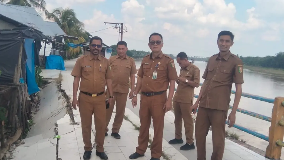 Kabid SDA Dinas PUPR Kuansing Zulderi dan staf meninjau lokasi abrasi dan retakan di kawasan turap Pasar Usang Basrah Kecamatan Kuantan Hilir, Tepian Lubuak Sobae, Selasa (19/5/2026) kemaren. (SDA PUPR Kuansing)