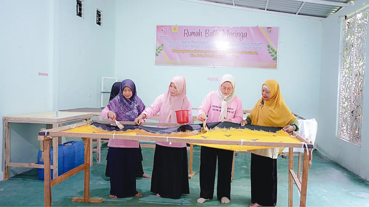 Nurhidayah memberikan arahan kepada rekan-rekannya saat mengolah daun kelor di Desa Salo Timur, Kampar.

