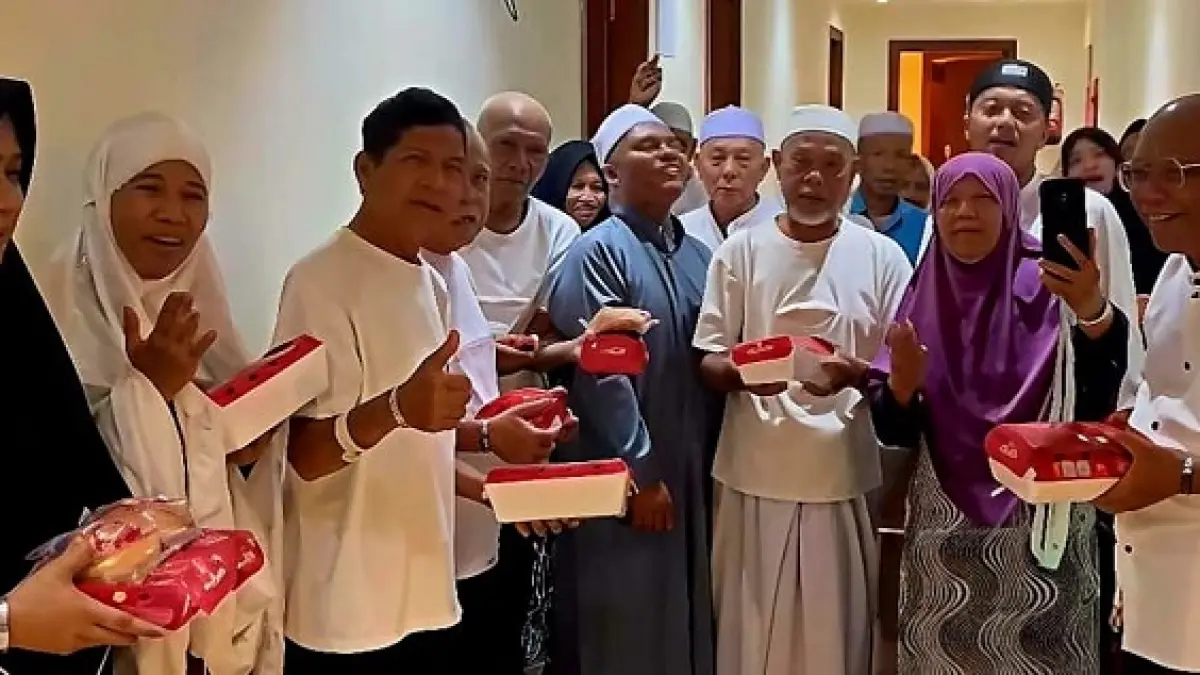 Para jemaah haji Kota Pekanbaru menerima paket makanan dari Wako Agung Nugroho. (Istimewa)