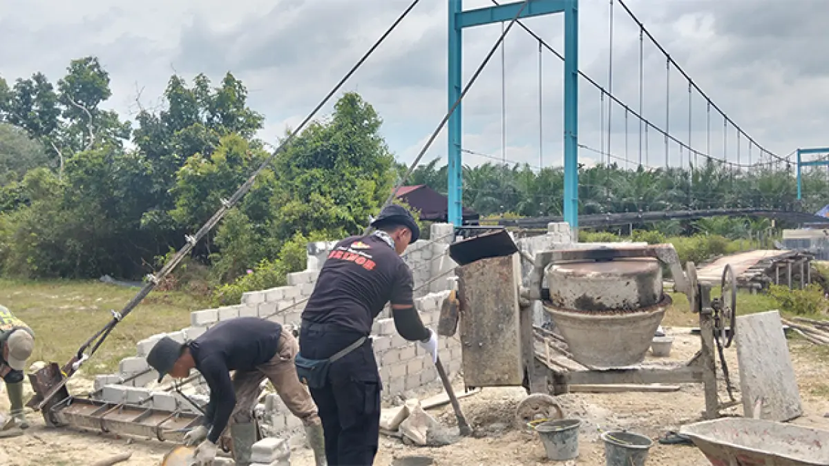 Pembangunan jembatan Merah Putih Desa Jaya-Desa Munsalo Kopah Kecamatan Kuantan Tengah terus di gesa. Hingga Jumat (29/5/2026) sudah mencapai 60 Persen. Foto Polres Kuansing
