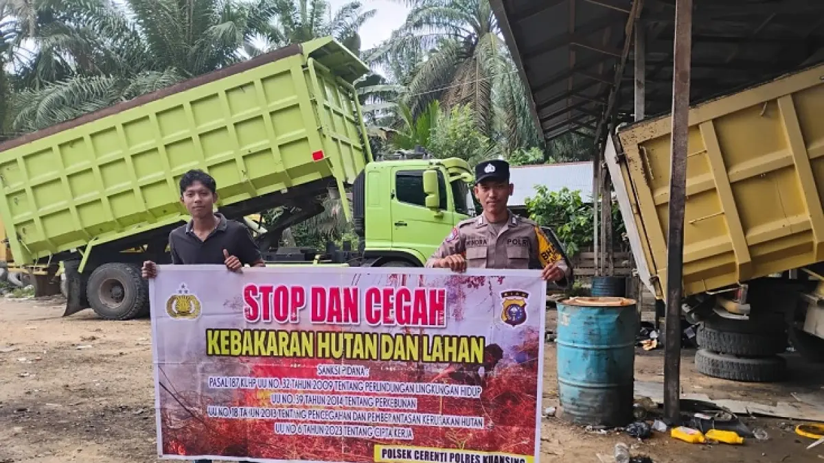 Personel Polsek Kuantan Tengah dan Polsek Cerenti lakukan patroli dan menyampaikan imbauan antisipasi karhutla, Sabtu (30/5/2026). (Polres Kuansing)