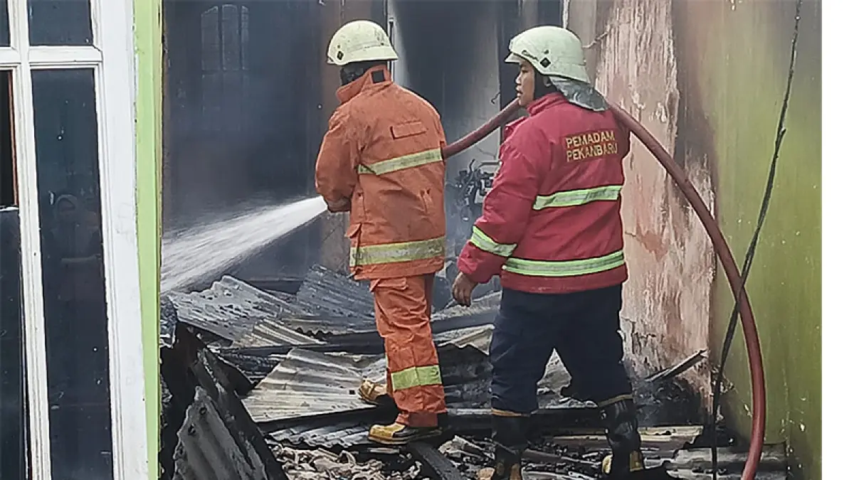 Petugas tengah berusaha melakukan upaya pemadaman api yang menghanguskan sebuah rumah bulatan di Jalan Satria, Gang Solansa, Kecamatan Marpoyan Damai, Jumat (29/5/2026). (Damkar Pekanbaru)