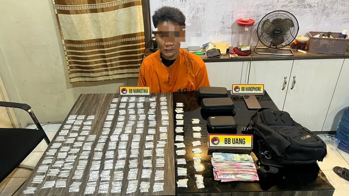 Tersangka bersama barang bukti ratusan paket sabu diamanakan di Mapolres Inhil untuk penyelidikan lebih lanjut, Sabtu (30/5/2026). (Istimewa)