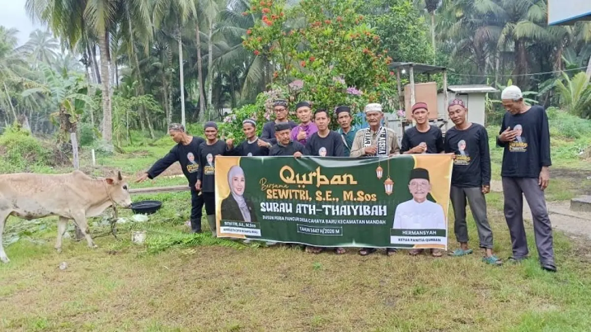 Warga berfoto bersama hewan qurban yang diserahkan oleh Anggota DPD RI asal Riau, Sewitri, Jumat (29/5/2026). (Istimewa)