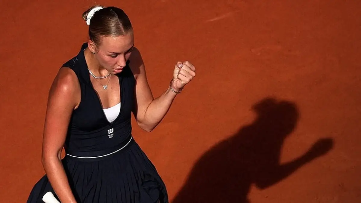 Anastasia Potapova mengakhiri upaya Coco Gauff mempertahankan gelar French Open pada babak ketiga dengan kemenangan 4-6, 7-6 (1), 6-4 pada hari Sabtu (30/5/2026) waktu setempat. (Instagram @wta)