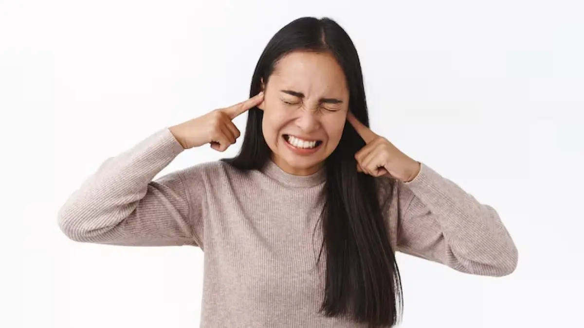 Dikutip dari Alodokter, ada 10 cara untuk mengeluarkan air dari telinga dengan cepat dan aman. Mulai dari memiringkan telinga hingga menguapi telinga. (FREEPIK)