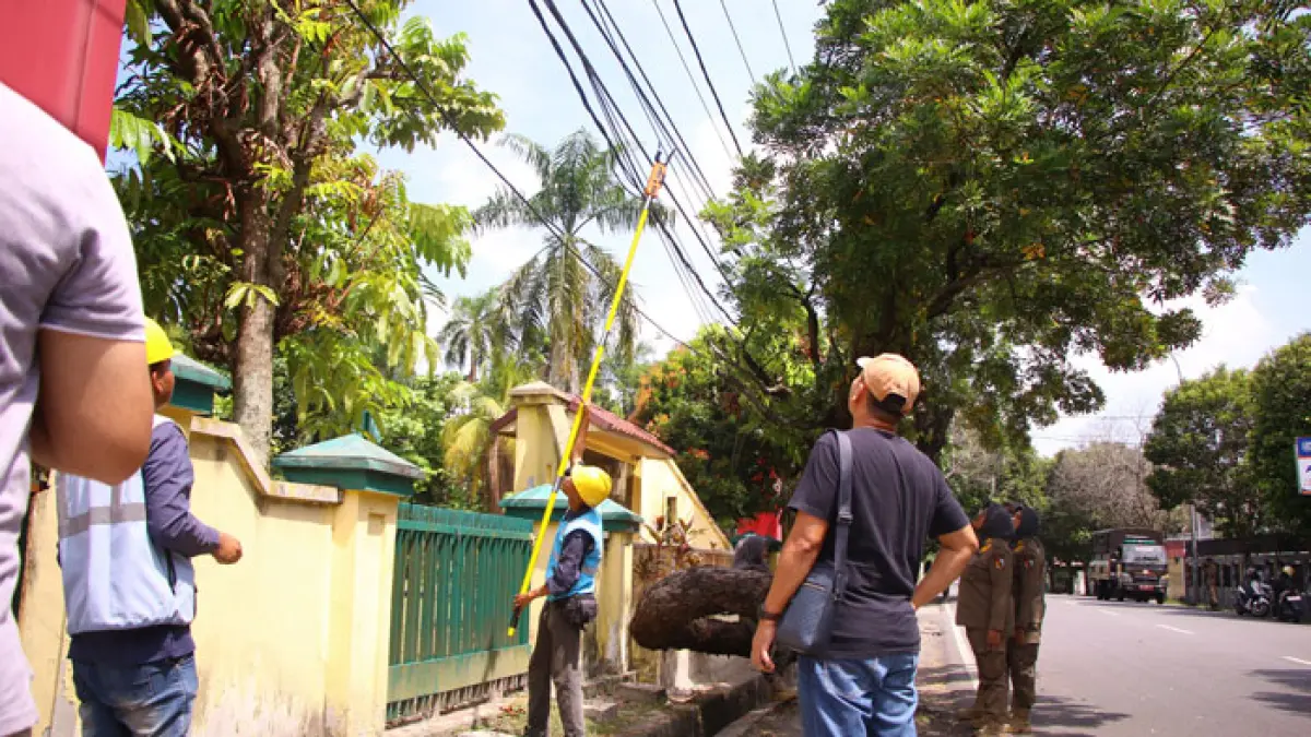 Diskominfotiksan Pekanbaru menata kabel FP di Jalan Ronggowarsito, Ahad (31/5/2026). (Istimewa)