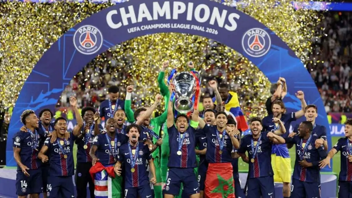 Kapten Paris Saint-Germain, Marquinhos, mengangkat Piala Eropa setelah mengalahkan Arsenal di final Liga Champions hari Sabtu. (Odd ANDERSEN/AFP via Getty Images)