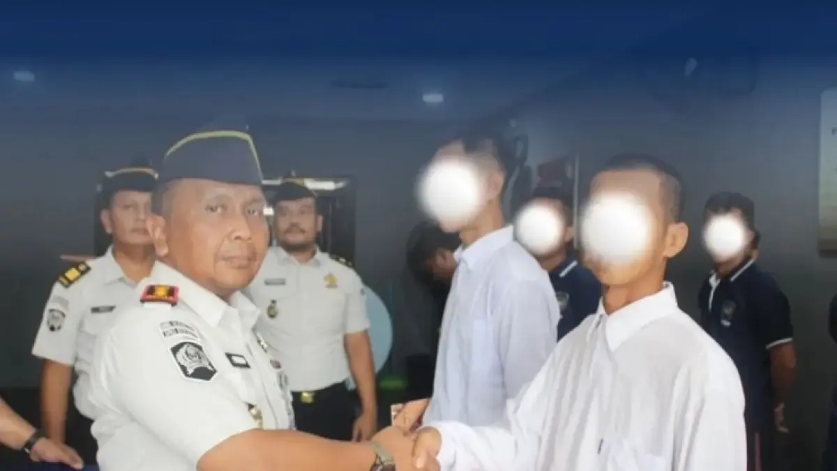 Kepala Lapas, Priyo Tri Laksono menyerahkan remisi kepada WBP sempena Hari Waisak di Ruang kunjungan serbaguna Lapas Bengkalis pada Ahad (31/5/2026) pukul 09.00 WIB. (Lapas Bengkalis)