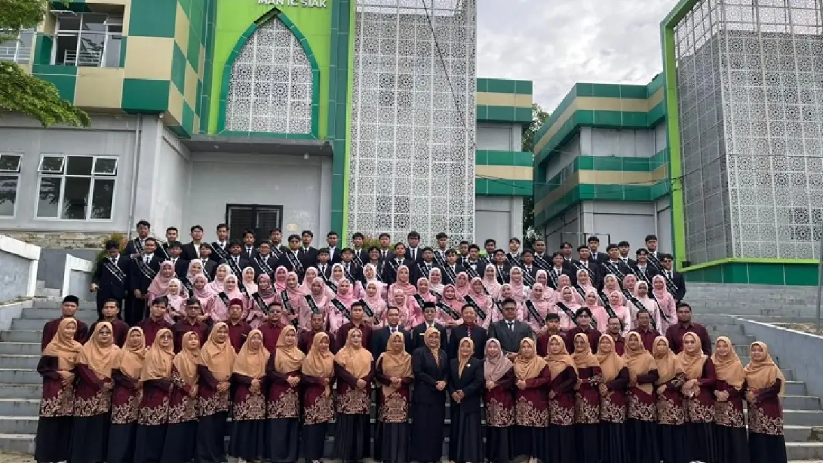 Komite MAN Insan Cendekia &nbsp;Siak, majelis guru dan siswa kelas XII angkatan IX foto bersama sempena pengukuhan siswa kelas XII, Sabtu (30/5/2026). (Humas MAN IC Siak untuk Riau Pos)