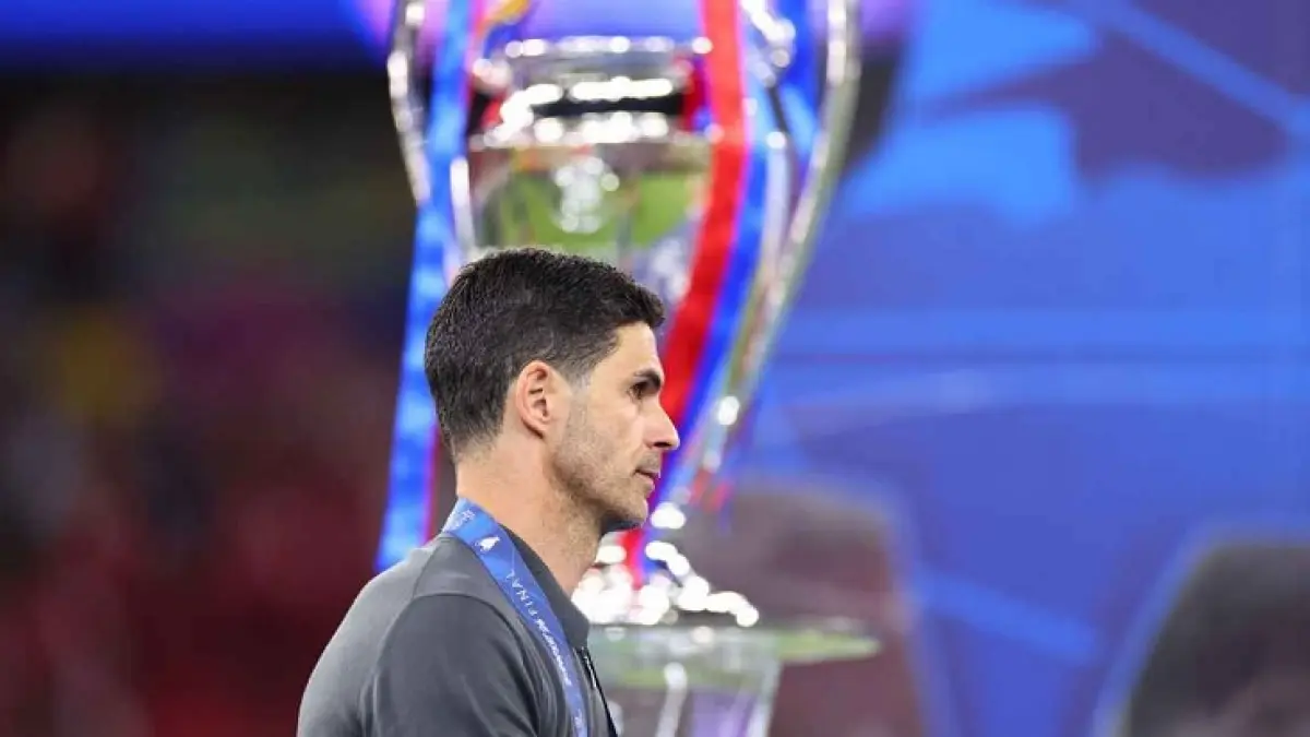 Manajer Arsenal Mikel Arteta berjalan melewati trofi setelah kalah adu penalti di final Liga Champions melawan juara bertahan Paris Saint-Germain. (Marc Atkins/Getty Images)
