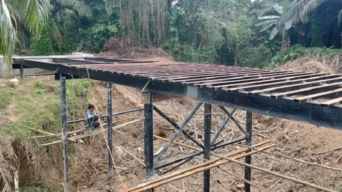 Pembangunan jembatan Merah Putih Desa Pulau Komang-Desa Sawah masih dalam pekerjaan. Sampai Sabtu (30/5/2026) sudah 53 persen. (Polres Kuansing)
