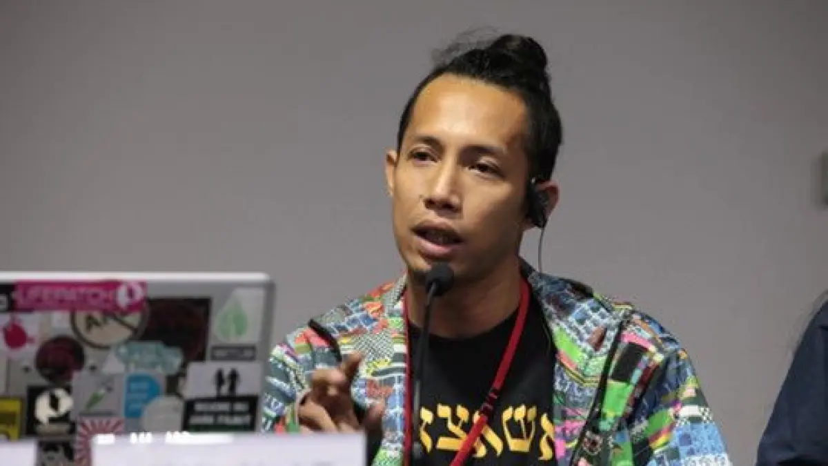 Seminan kontemporer Riau, Adhari Donora, ketika menjadi pembicara dalam sebuah diskusi di Pekanbaru, beberapa waktu lalu.