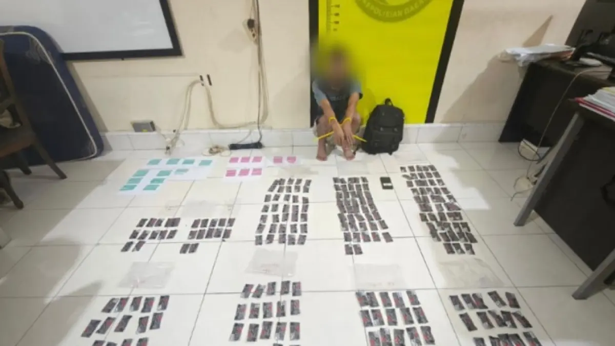 Tersangka B saat diamankan beserta barang bukti ekstasi dan etomidate. (POLDA RIAU UNTUK RIAUPOS.CO)
