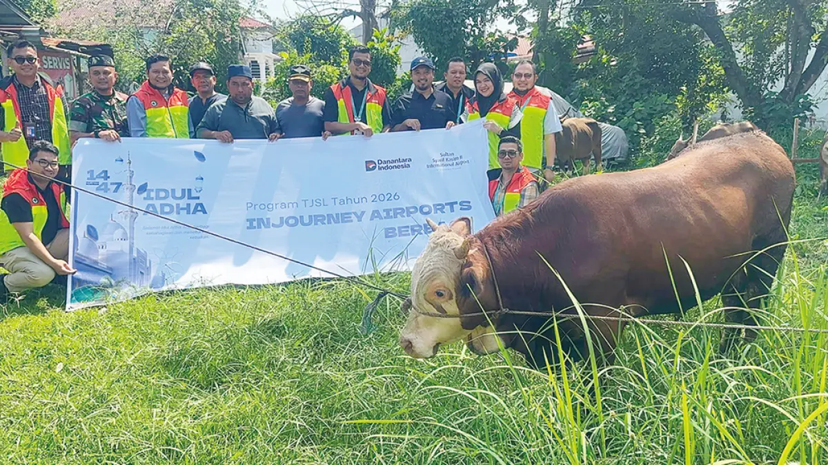 Jajaran PT Angkasa Pura Indonesia (Injourney Airports) Bandara SSK II Pekanbaru melaksanakan Program Tanggung Jawab Sosial dan Lingkungan (TJSL) Berbagi dengan menyalurkan bantuan dua ekor sapi melalui masjid dan musala di sekitar bandara, akhir pekan lalu.(PT Angkasa Pura Indonesia untuk riau pos)
