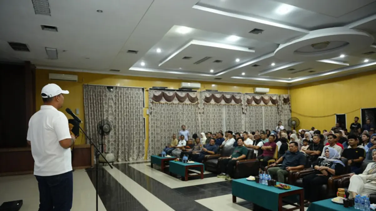 Bupati Inhu Ade Agus Hartanto menyampaikan sambutannya saat nobar film Kuyank di Gedung Sejuta Sungkai Rengat, Ahad (31/5/2026). (Diskominfotik Inhu/Riaupos.co)