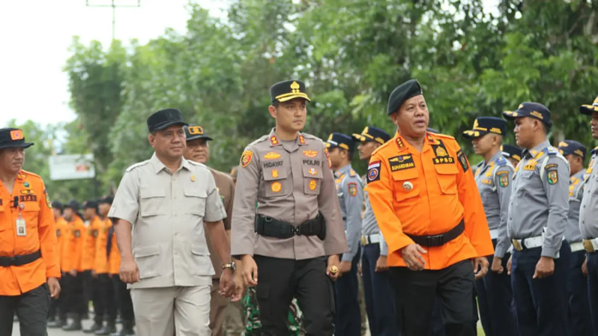 Bupati Kuansing H Suhardiman Amby, Ketua DPRD H Juprizal SE MSi, Kapolres AKBP Hidayat Perdana, Kalaksa BPBD H Yulizar saat apel gelar pasukan kesiapsiagaan Karhutla, Senin (1/6/2026) di Jalan Rusdji S Abrus. (Desriandi Candra/Riaupos.co)