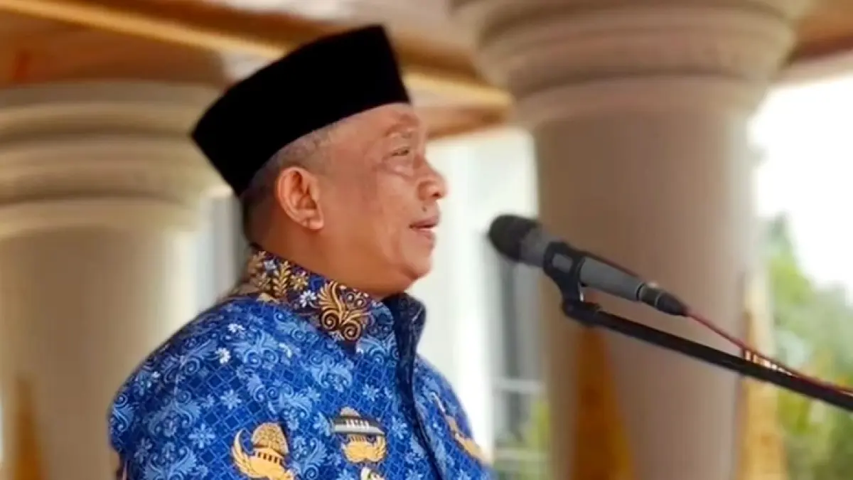 Bupati Rohul Anton memberikan perintah langsung ke BKPP Rohul untuk absensi kehadiran ASN pada upacara peringatan Hari Lahir Pancasila tingkat kabupaten di halaman Kantor Bupati Rohul, Senin (1/6/2026). (Prokopim Setda Rohul untuk Riaupos.co)