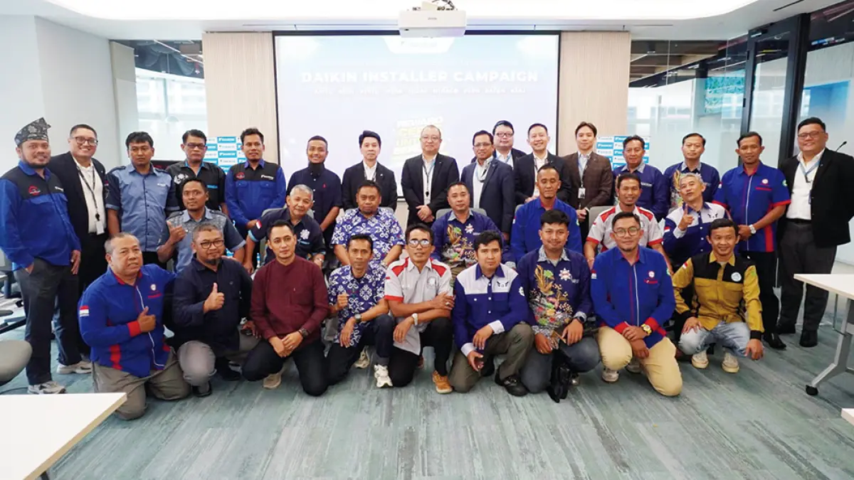Jajaran PT Daikin Airconditioning Indonesia, berfoto bersama teknisi dalam acara Daikin Installer Campaign yang digelar belum lama ini.(PT Daikin Airconditioning Indonesia untuk riau pos)
