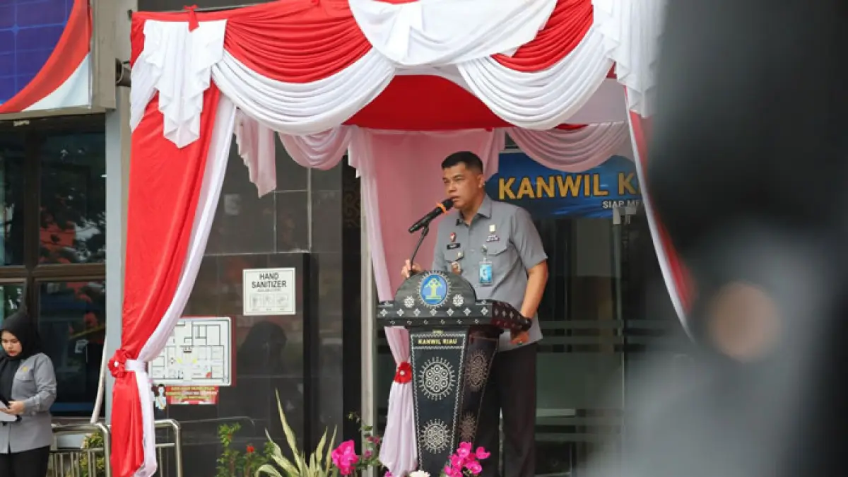 Kakanwil Kemenkum Riau Rudy Hendra Pakpahan memimpin upacara Peringatan Hari Lahir Pancasila, Senin (1/6/2026). (Humas Kanwil Kemenkum Riau untuk Riaupos.co)