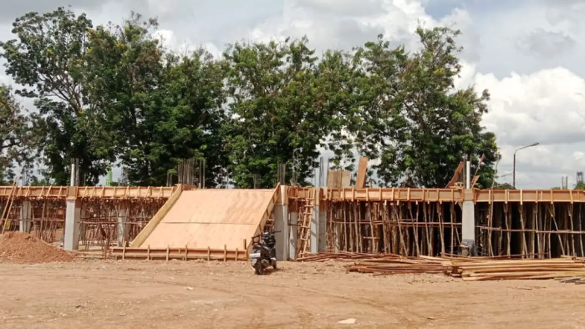 Pekerjaan pembangunan astaqa MTQ Riau dan pemasangan papingblok di area astaqa utama MTQ Riau, Senin (1/6/2026) terus digesa. (Desriandi Candra/Riaupos.co)