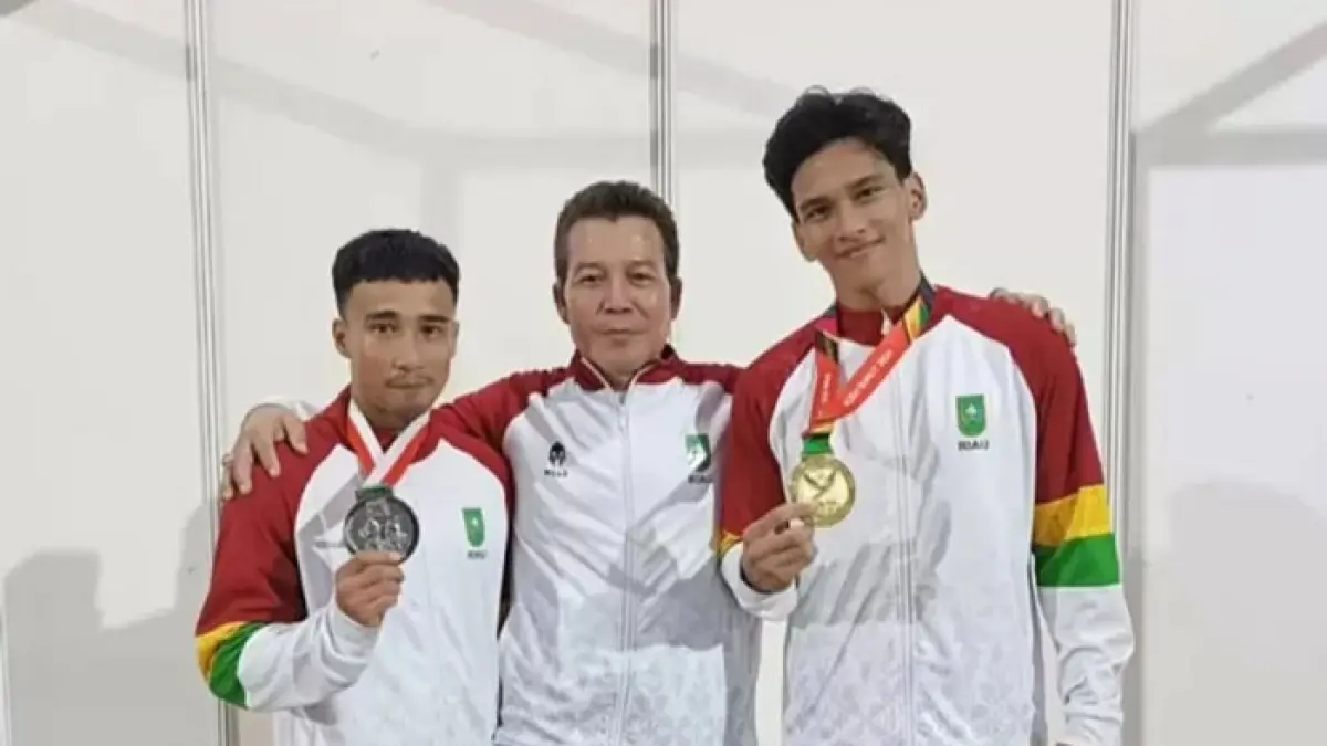 Pelatih senam Riau, Ahmad Markos (tengah) bersama atletnya peraih medali emas. (Istimewa)
