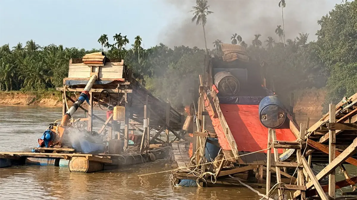 Personel Polsek Cerenti Ahad (31/5/2026) sore menertibkan lima rakit PETI di Sungai Kuantan, Desa Pulau Jambu Cerenti. Foto Polsek Cerenti
