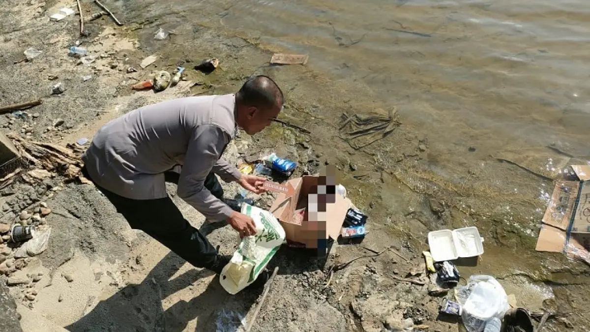 Personel Polsek Ujung Batu mengevakuasi mayat bayi perempuan yang ditemukan warga saat memancing ikan ditepi Sungai Rokan, Kelurahan Ujung Batu, Kecamatan Ujung Batu, Rohul, Ahad (31/5/2026). (Polsek Ujung Batu untuk Riaupos.co)