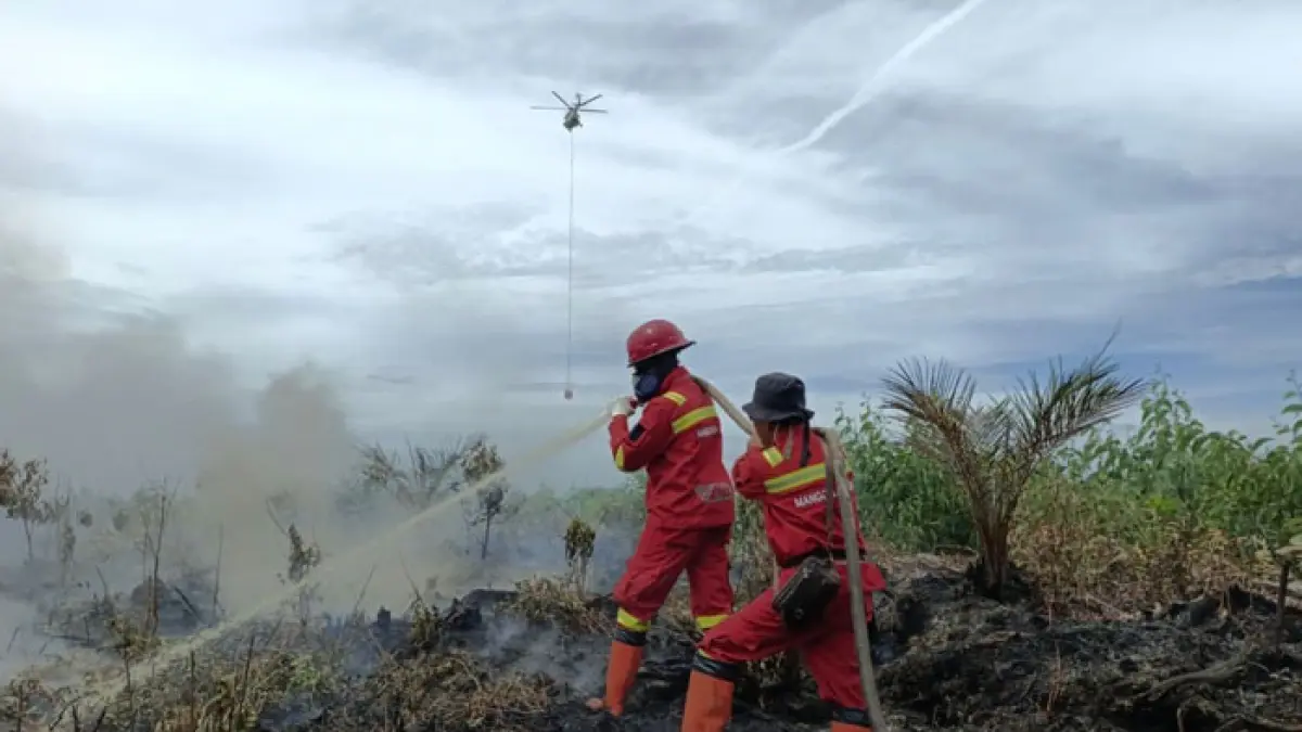 Petugas Manggala Agni melakukan pemadaman di lokasi karhutla di Rantau Bais, Rohil. (Manggala Agni untuk Riaupos.co)