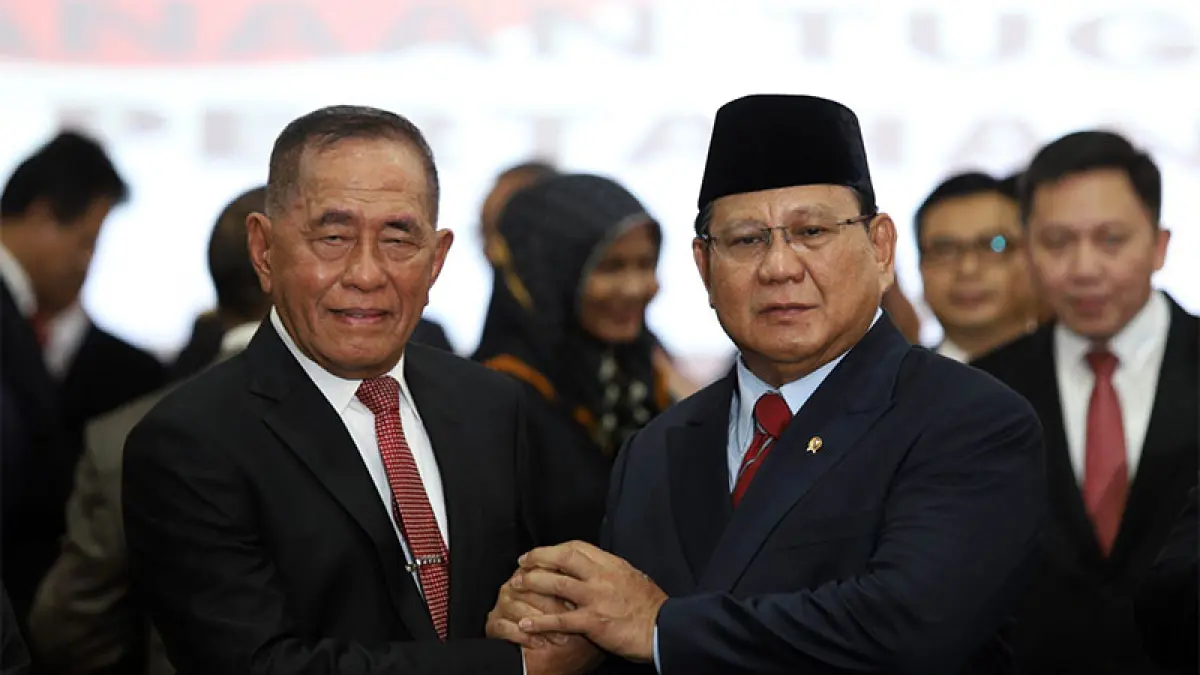 Prabowo Subianto saat menjabat Menteri Pertahanan bersama pejabat lama Ryamizard Ryacudu ketika serah terima jabatan di gedung Kementerian Pertahanan, Jakarta, Kamis (24/10/2019). Foto: Dery Ridwansah/ JawaPos.com

