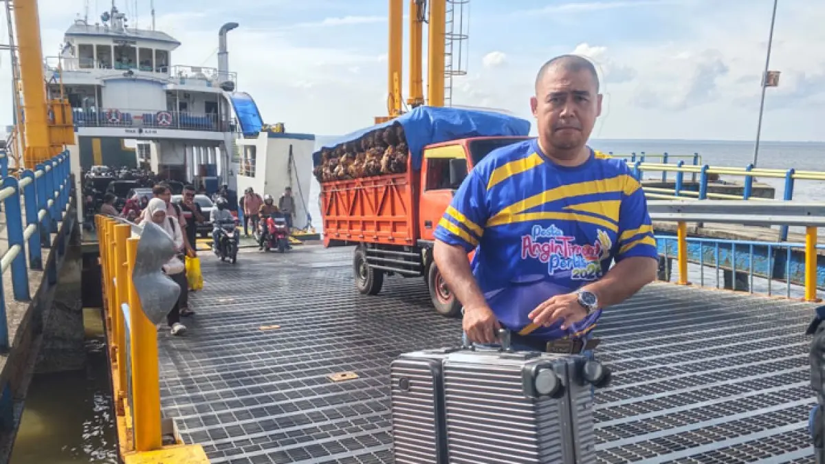 Seorang pengunjung asal Melaka saat turun dari Kapal Roro Sungai Selari-Pakning untuk berkunjung ke Kota Siak, Senin (1/6/2026). (Abu Kasim/Riaupos.co)