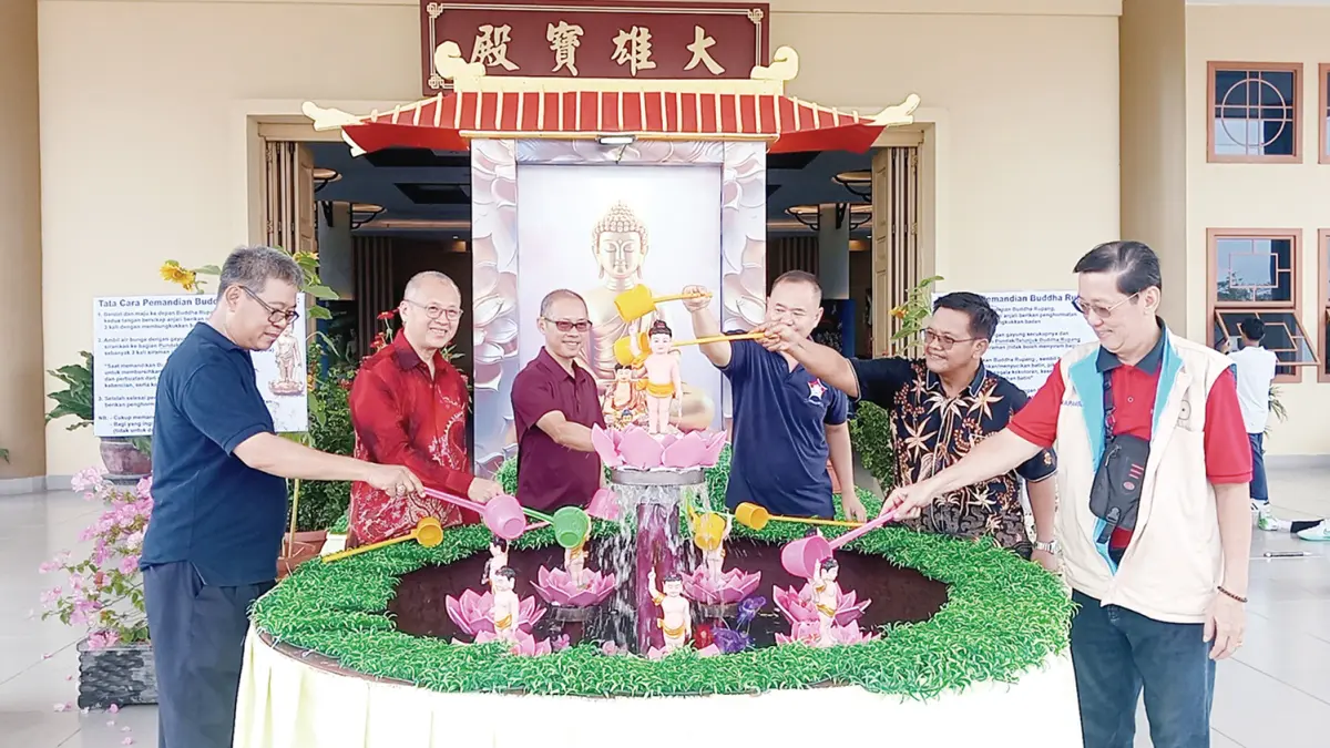 Umat Buddha di Kota Pekanbaru menjalani ritual memandikan Buddha Rupang di Hari Raya Tri Suci Waisak 2570 BE, Ahad (31/5/2026). (Prapti Dwi Lestari/riau pos)
