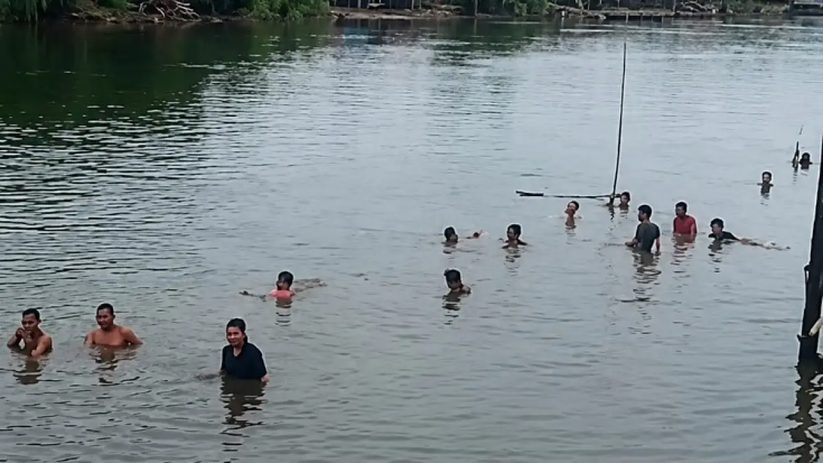 Warga sekitar bersama-sama mencari balita tenggelam di sungai Dusun Pisang Lama, Desa Simpang Gaung, Kecamatan Gaung sebelum akhirnya ditemukan meninggal dunia, Senin (1/6/2026). (Istimewa)