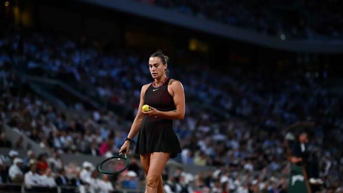 Aryna Sabalenka meningkatkan rekornya menjadi 3-1 melawan Naomi Osaka dalam kariernya setelah mendominasi pertandingan mereka di French Open pada hari Senin. (Daniel Kopatsch/Getty Images)
